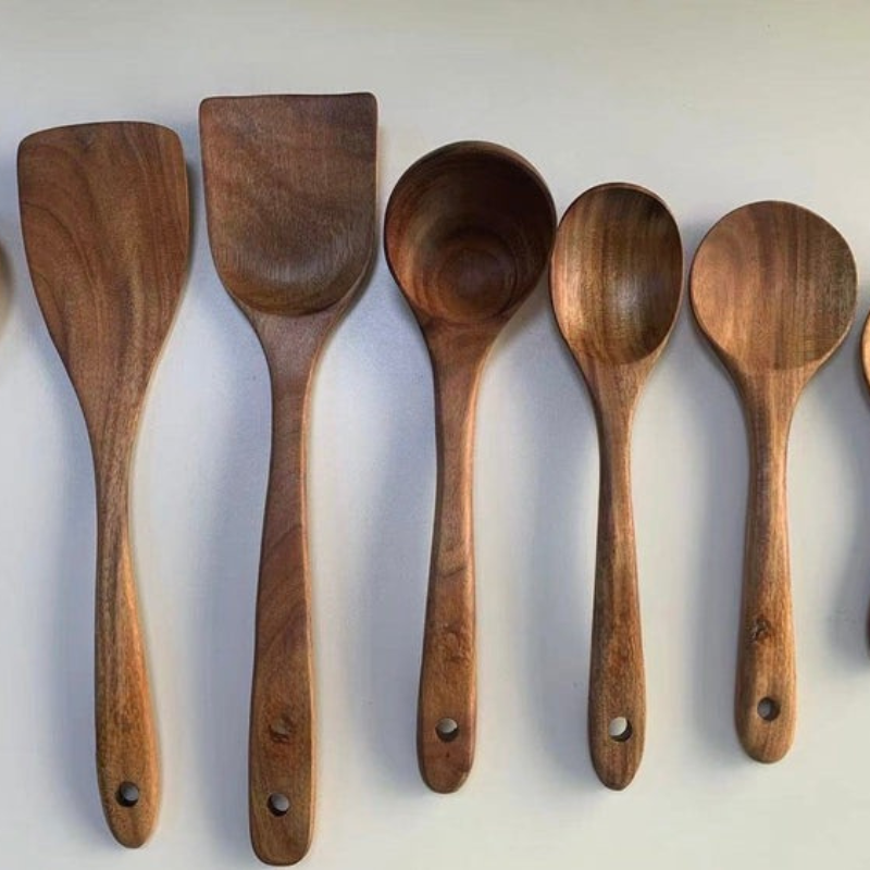 Zestaw drewnianych przyborów z drewna tekowego