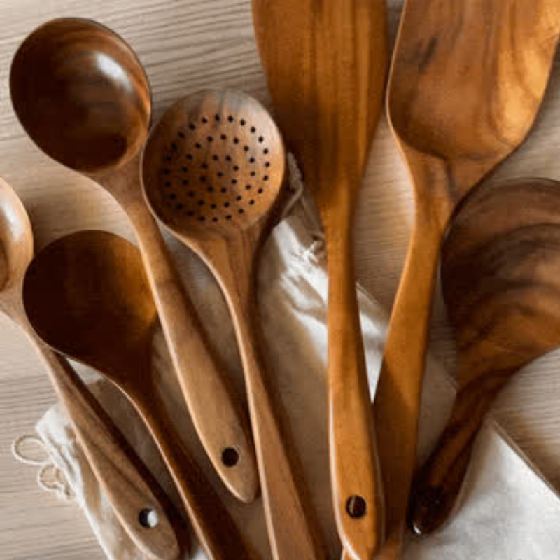 Zestaw drewnianych przyborów z drewna tekowego